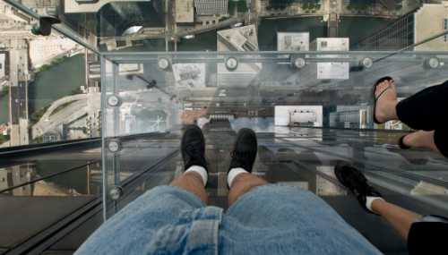 В этом случае у ребенка вырабатывается стойкое ощущение страха перед высокими предметами, а также боязнь высоты в целом