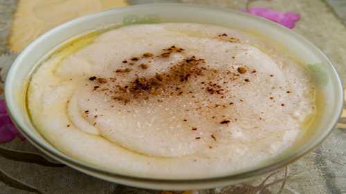 Когда появится пена, можно добавлять в емкость сахар и соль