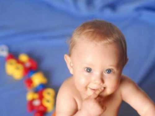 Нужно усадить малыша ксебе наколени инаобеих ладонях предложить ему два одинаковых предмета небольшого размера кубики, игрушки