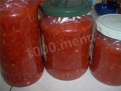 Помидоры режем на части, обязательно вырезаем плодоножку