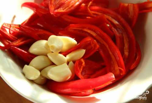 Для этого можно разрезать его острым ножом вдоль и чайной ложкой соскоблить семена