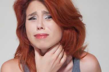 От першения в горле, сопровождаемого воспалением и покраснением, есть множество рецептов, которые можно приготовить в домашних условиях