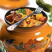 Очистите говядину от плёнок и нарежьте кусочками