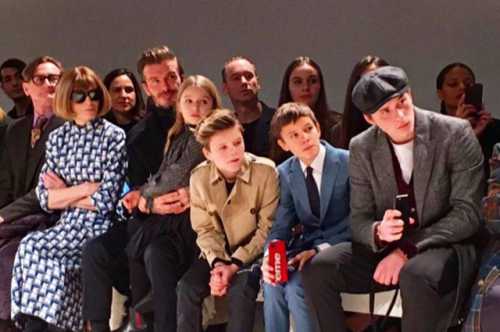 Коллекция предлагает модница обратить внимание на такие элементы, как классические белые блузыюбки плиссе ажурные вязаные юбки и платьяуютные свитера и жилеты роскошное мерцание вечерних платьев