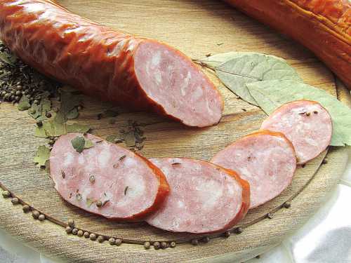 Добавьте в фарш измельченный чеснок и лук