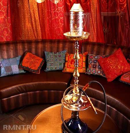 Дворцы халифов, непревзойденной красоты, утопали в роскоши, окруженные тенистыми садами с фонтанами и экзотическими птицами