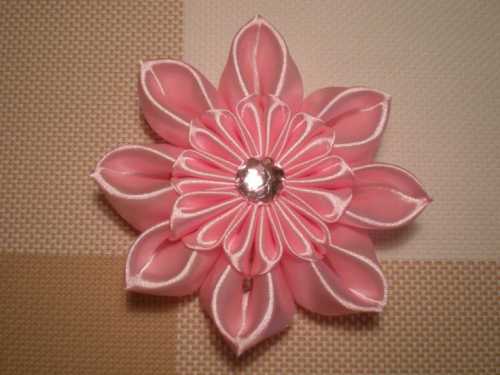 Увеличив эту розу, можно украсить ею любой подарок