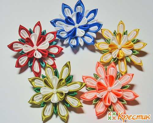 А сейчас первый мастер класс закончен, и пришло время разобраться, как делать другой, не менее прекрасный цветок из атласной ленты канзаши