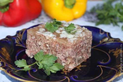 После воду слить, свинину переложить в большую кастрюлю и снова залить водой