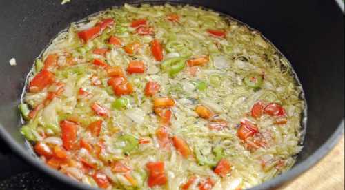 Соус протереть через ситечко, чтобы удалить косточки