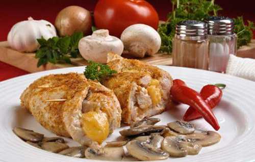 Приготовьте фарш для котлет из куриного фаршу, молока, яйца и соли