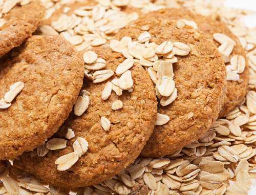 Стаканом или кружкой вырезайте кружочки и укладывайте на противень, застеленный бумагой для выпечки