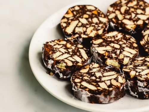 Туда же насыпаем граммов качественного порошка какао и граммов сахара