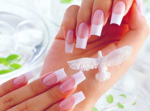 Отличается обрезной классический маникюр от других разновидностей этой косметической процедуры тем, что для удаления кутикулы используются ножницы или кусачки , Классический обрезной маникюр можно сделать в салоне, воспользовавшись услугами опытного мастера