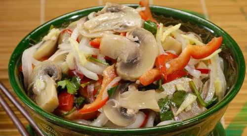 Переклады ваем шампиньоны в глубокую миску и смешиваем с нарезанным луком и чесноком