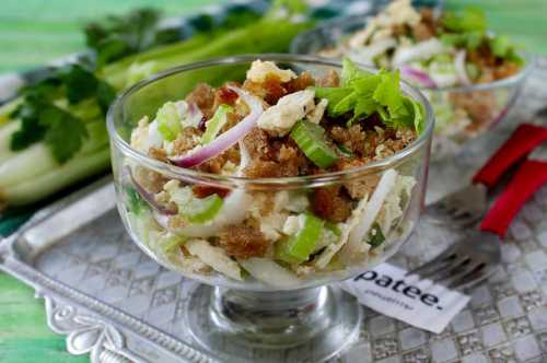 Ананасы могут быть как свежими, так и консервированными, последние придадут закуске сладковатый вкус