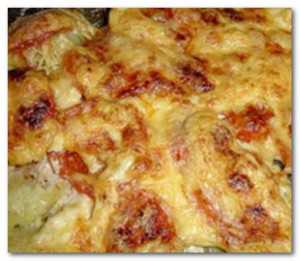 Подготавли ваем противень для этого нам нужно смазать его растительным маслом, далее выкладываем на него плотно друг к другу картофель и немного подсаливаем