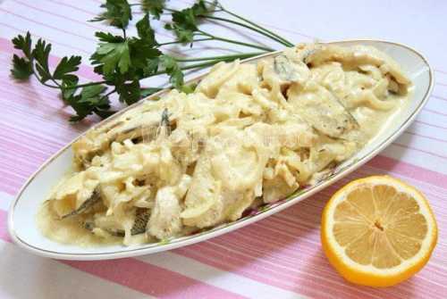 Рыбное филе промыть, нарезать поперек полосками, ширина не более двух сантиметров