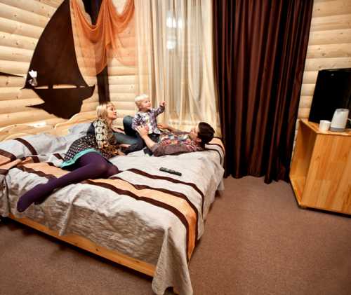 Многие модницы не могут обойтись без пары нарядной обуви для вечерних выходов