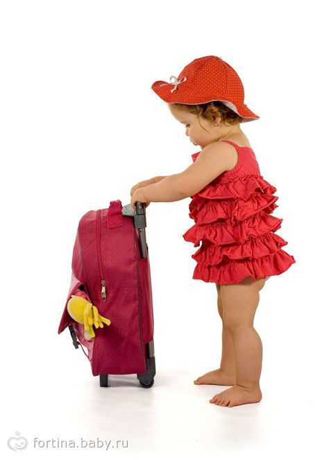 Наверняка вы собираетесь не только лежать на пляже, но и ходить на экскурсии, совершать туристические вылазки значит нужно взять чтото из походной обуви кеды, кроссовки, балетки, мокасины