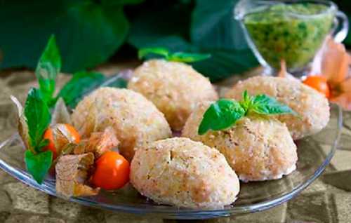 Подавайте котлеты с овощной нарезкой