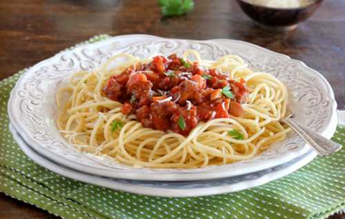 Режем головку мелкими кубиками, добавляем к маслу, обжариваем около трех минут, огонь делаем умеренный
