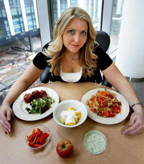 Воскресенье завтрак яблоко с порцией отрубей обед капустный суп на нежирном курином бульоне, а на второе фаршированный перец, кружка чая с сахаро заменителем по желанию ужин тушёные овощи с бараниной