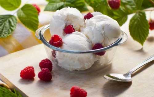 Яйца с сахаром взбейте в пену прямо в кастрюле с толстым дном и тонкой струйкой влейте остывшее молоко, перемешивая венчиком