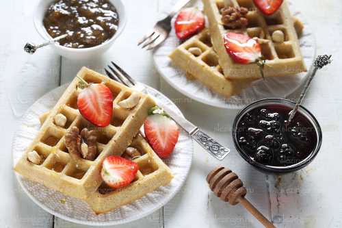 После этого туда же отправляют соль, сахар, разрыхлитель, соду и просеянную сквозь сито муку