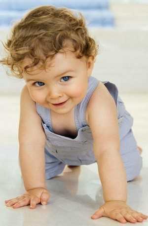 Теперь ребенок начинает самостоятельно играть и может уже сидеть, для того, чтобы малыш продолжал расти и дальше, ему необходимо пополнять запасы энергии, поэтому необходимо правильно подобрать меню для малыша