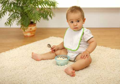 От запаха детской мочи, которая, кстати, не так устойчива, как кошачья, поможет избавиться пищевая сода