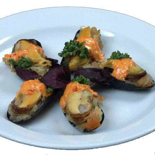 За эти отростки мидии крепятся на пирсах и волнорезах