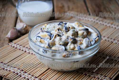 Для придания аромата будущему соусу рекомендую использовать лук шалот и чеснок, измельчите их мелкими кубиками. На смеси сливочного и растительного масла пассируйте несколько минут лук и чеснок