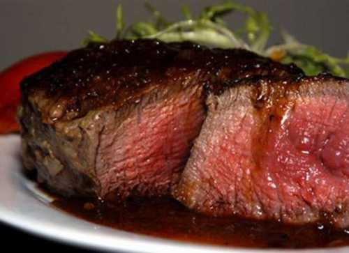 Подавать блюда на основе говядины лучше всего с зеленью и соусом, в качестве гарнира к этому мясу подходят рис, овощи и низкокалорийное пюре