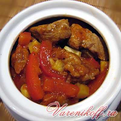 Луковицы режут полукольцами, яблоки дольками, перец тонкой соломкой