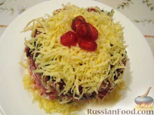 Желтки пока в сторонку отложим, а белочки потрем на терочку и выложим в третий слой поверх ананасов