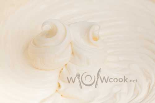 Для начала масло и сгущенку следует некоторое время выдержать при комнатной температуре