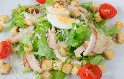 Требуемые ингредиенты один вареный свиной язык, г маринованных грибов, два яйца, г майонеза, г вареного куриного филе, один гранат, зелень укропа и петрушки