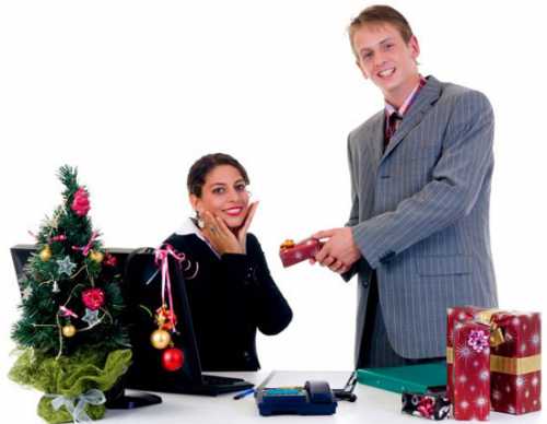 В небольших, сжившихся коллективах можно практиковать и такие подарки, как бумажник, портфель, перчатки