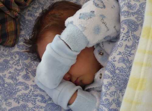 Наиболее типично хождение с широко открытыми глазами колеблющейся походкой