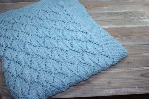 Прямой край пришить вокруг пледа между связанными крючком р присборивая в углах