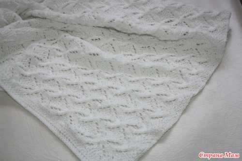 Обвязать края ррачьего шага стбн слева направо, вводя крючок в нижнюю часть петли, и рволнистого узора, вводя крючок в верхнюю часть стбн