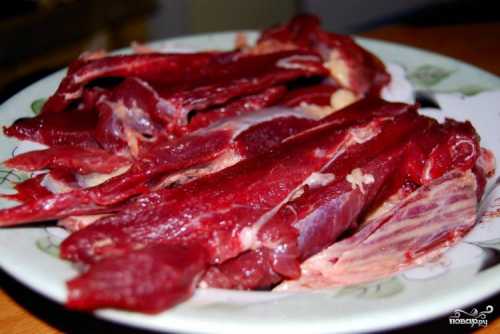 Натираем их по отдельности и помещаем в разные тарелки