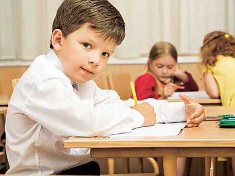 К развитию бокового изгиба в позвоночнике приводит неправильная поза человека во время работы и повседневной активности