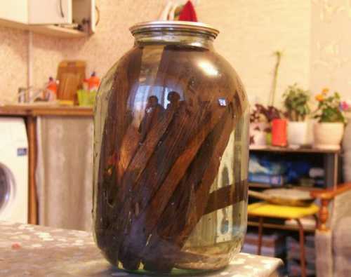 Когда тара будет готова тщательно вымыта и высушена с помощью полотенца, в нее заливают воду