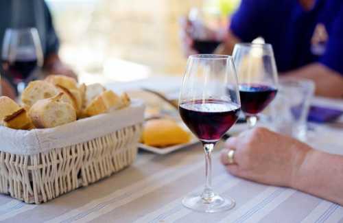 Полезные свойства сухого вина, возможный вред,