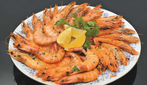 После старая вода сливается, а крупа заливается новой в пропорции и варится около минут до готовности