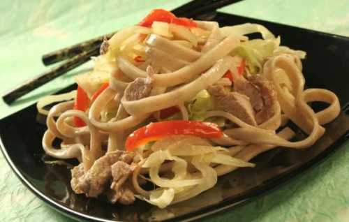 Можно найти интересный рецепт со свининой, в котором указаны еще такие компоненты, как айва, курага, изюм