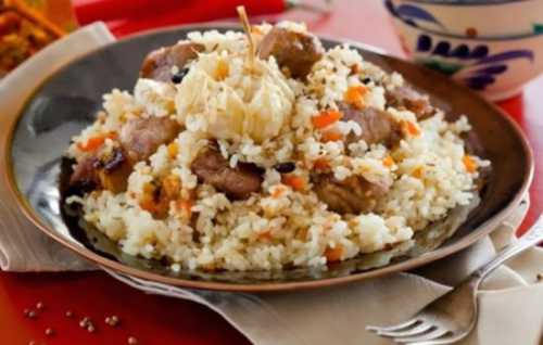 Рассыпчатый и очень ароматный будет плов со свиными ребрышками, если его делать на нескольких видах жира