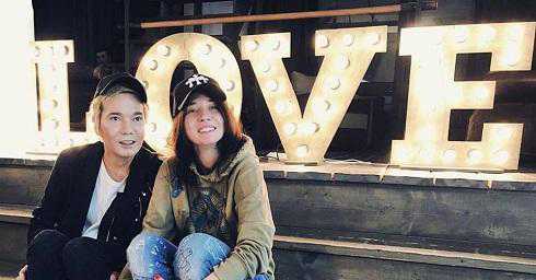 На листе бумаги